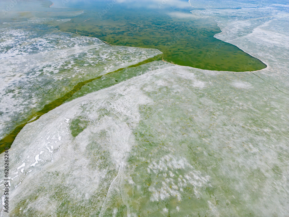 Φωτογραφία Close up aerial view of the green and partly frozen Laguna del Negro Francisco i