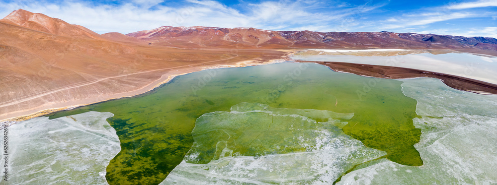 Φωτογραφία Aerial view of the green and partly frozen Laguna del Negro Francisco in the Ata