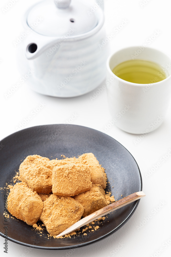 白背景にわらび餅と緑茶 白背景にわらび餅と緑茶