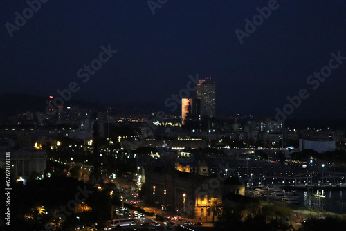Vista nocturna de varios edificios de Barcelona