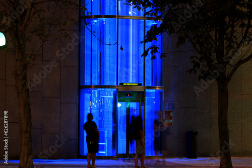 Un ascensor iluminado de azul 