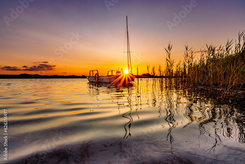 łódka na jeziorze o zachodzie słońca