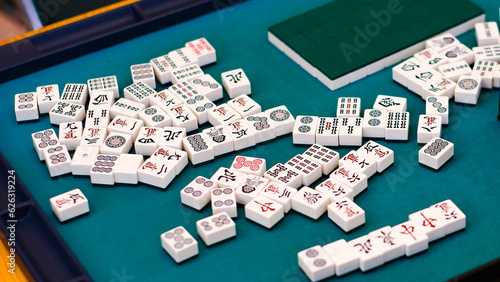 Photos A mahjong table with an active game
