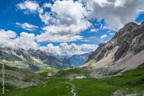 L'Aiguille de Chambeyron si specchia nel Lago inferiore di Roure, appena dopo il confine tra Francia e Italia.