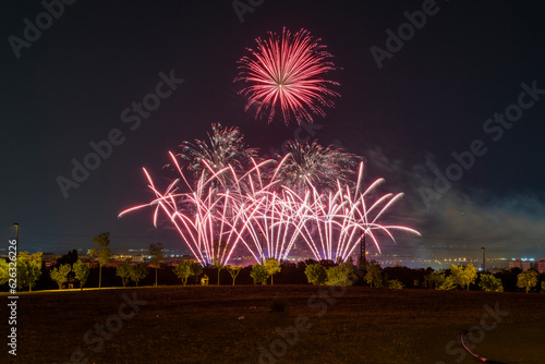 Fuegos artificiales del I Concurso Nacional de Espectáculos Piromusicales 2023, del día 21 de Julio de 2023 en el Parque de los Lagos del Sector 3, Getafe, Madrid.
