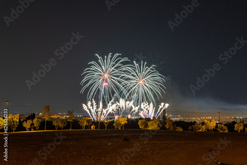 Fuegos artificiales del I Concurso Nacional de Espectáculos Piromusicales 2023, del día 21 de Julio de 2023 en el Parque de los Lagos del Sector 3, Getafe, Madrid.