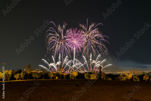 Fuegos artificiales del I Concurso Nacional de Espectáculos Piromusicales 2023, del día 21 de Julio de 2023 en el Parque de los Lagos del Sector 3, Getafe, Madrid.