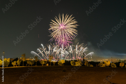 Fuegos artificiales del I Concurso Nacional de Espectáculos Piromusicales 2023, del día 21 de Julio de 2023 en el Parque de los Lagos del Sector 3, Getafe, Madrid.