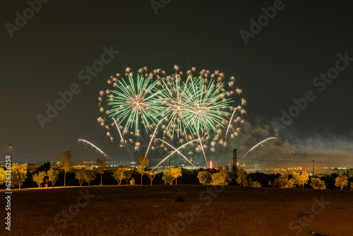 Fuegos artificiales del I Concurso Nacional de Espectáculos Piromusicales 2023, del día 21 de Julio de 2023 en el Parque de los Lagos del Sector 3, Getafe, Madrid.