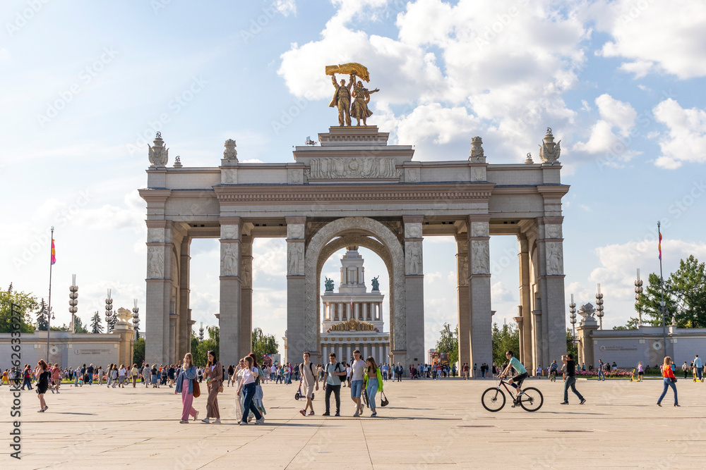 Obraz premium Moscow, Russia - 07.09.2023 - Visitors at Exhibition of Achievements of National Economy site, known as VDNKH. Landmark