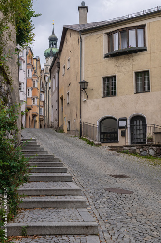 Gasse in der historischen Altstadt von Hall in Tirol © driendl