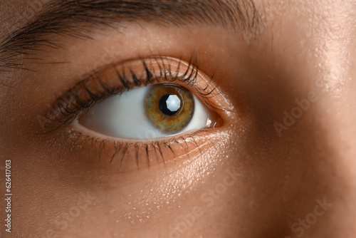 Young woman with brown eyes...