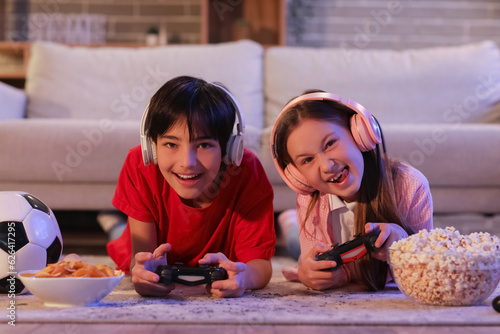 Little children playing vid...