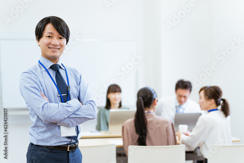 オフィスで仕事する若いアジア人ビジネスマン 