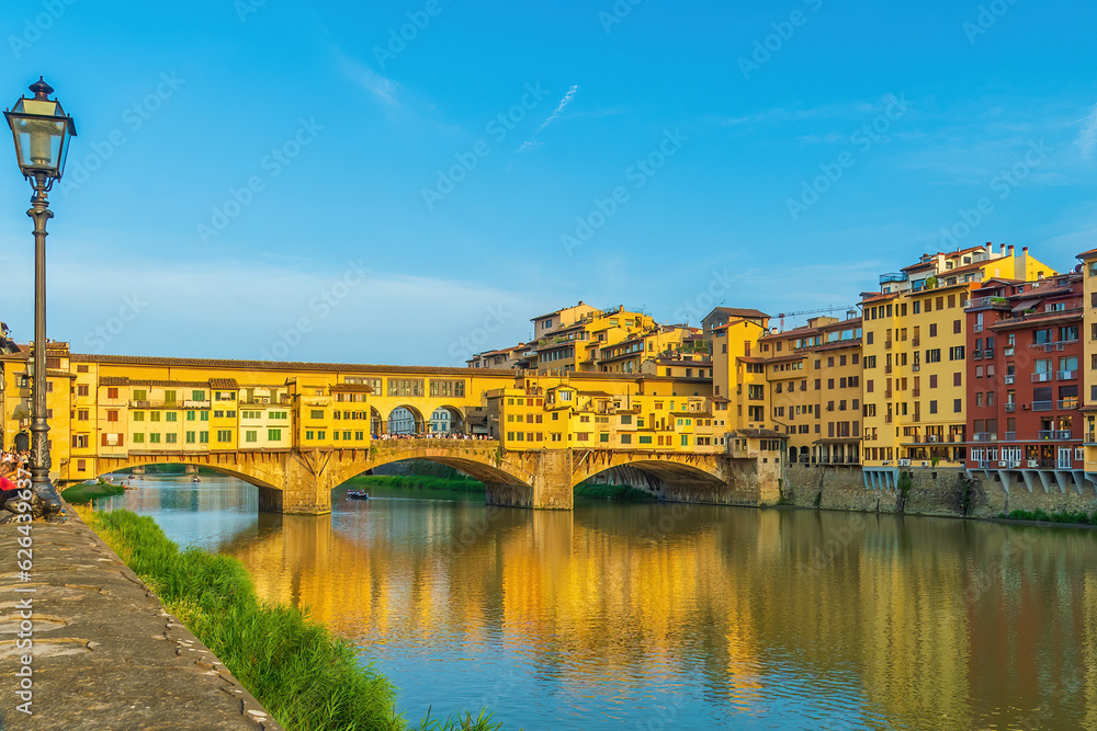 Obraz premium Ponte Vecchio over Arno river in Florence, Italy