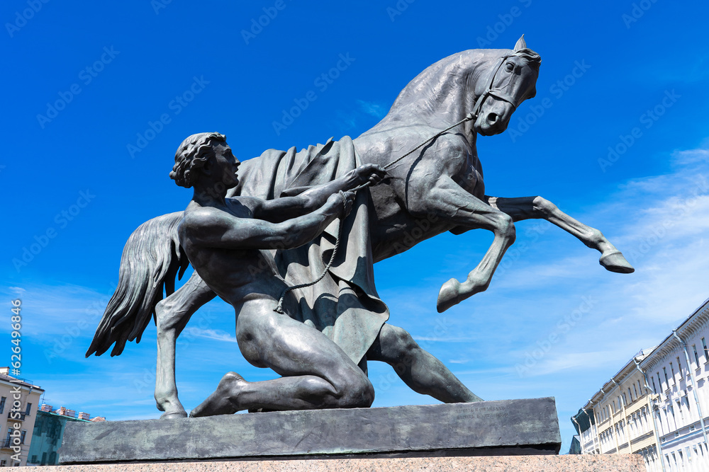 Obraz premium SAINT PETERSBURG, sculpture of a horse on the Anichkov Bridge over the Neva River