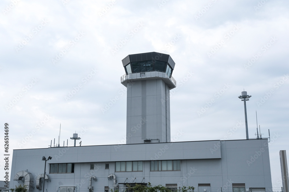 空港施設の一部である管制塔 Stock 写真 | Adobe Stock