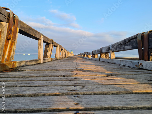 L'Estacade de Capbreton ponton en bois face a l'océan © Neos