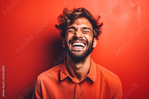 Glücklicher Mann lacht herzlich KI © KNOPP VISION