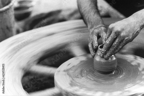 Foto old vintage 1900s black and white picture of Indian potter on potters wheel maki