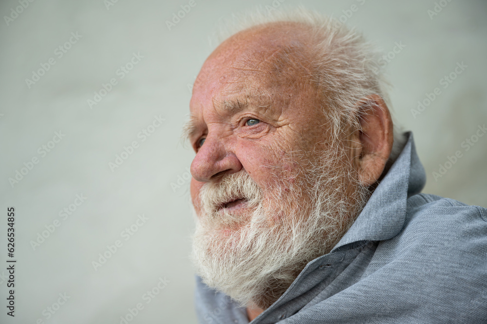 Obraz premium Profilportrait Senior mit weißen Bart