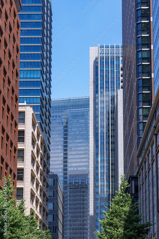 Fototapeta premium 綺麗な青空と都会のビル