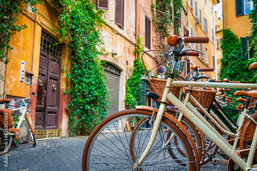 Fototapeta Naklejka Na Ścianę i Meble -  Row of classic bicycles at the narrow street in Rome