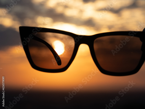 Blick durch die Sonnenbrille
