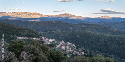 panorama sur la montagne Corse, dans la région des Aiguilles de Bavella. Petits villages isolés entourés par le maquis. Corse du Sud - France