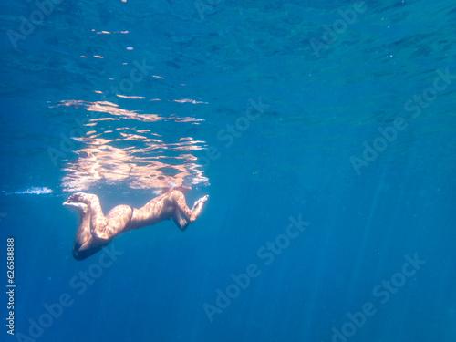 foto subacquea di giovane donna che nuota nel mare in libertà 1322