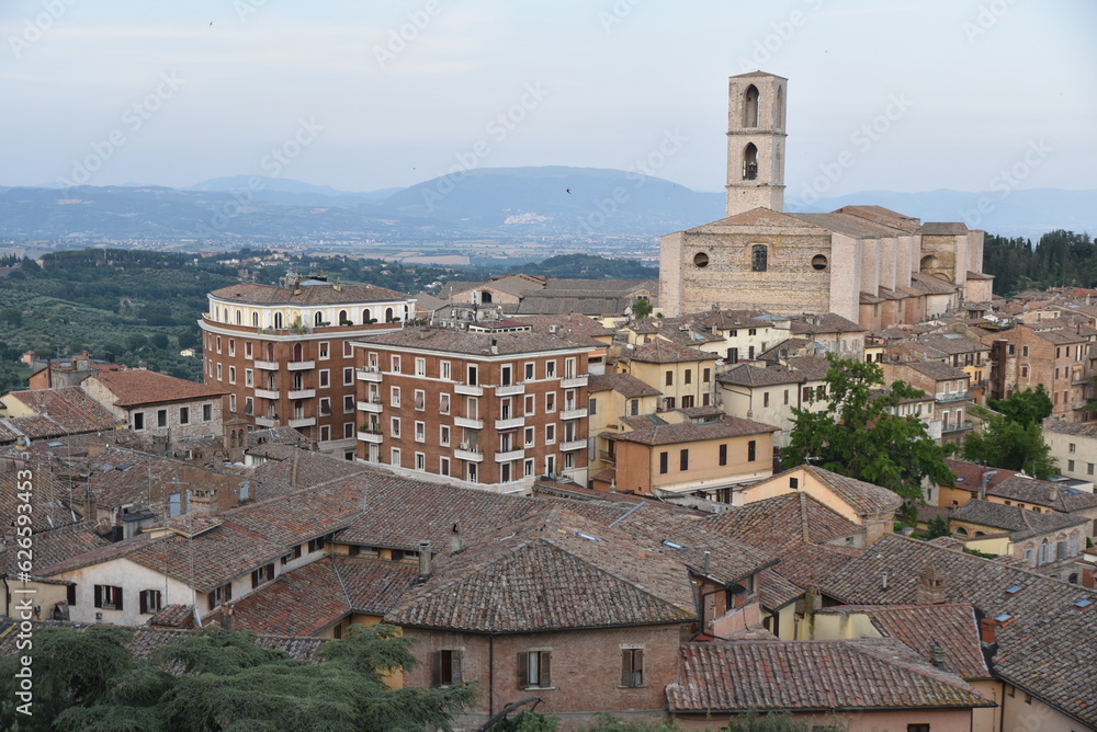 Basilica San Domenico émergeant des toits à Perugia en Ombrie. Italie