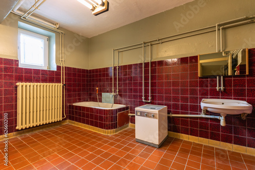 Photography Rot gefliestes Badezimmer in der DDR