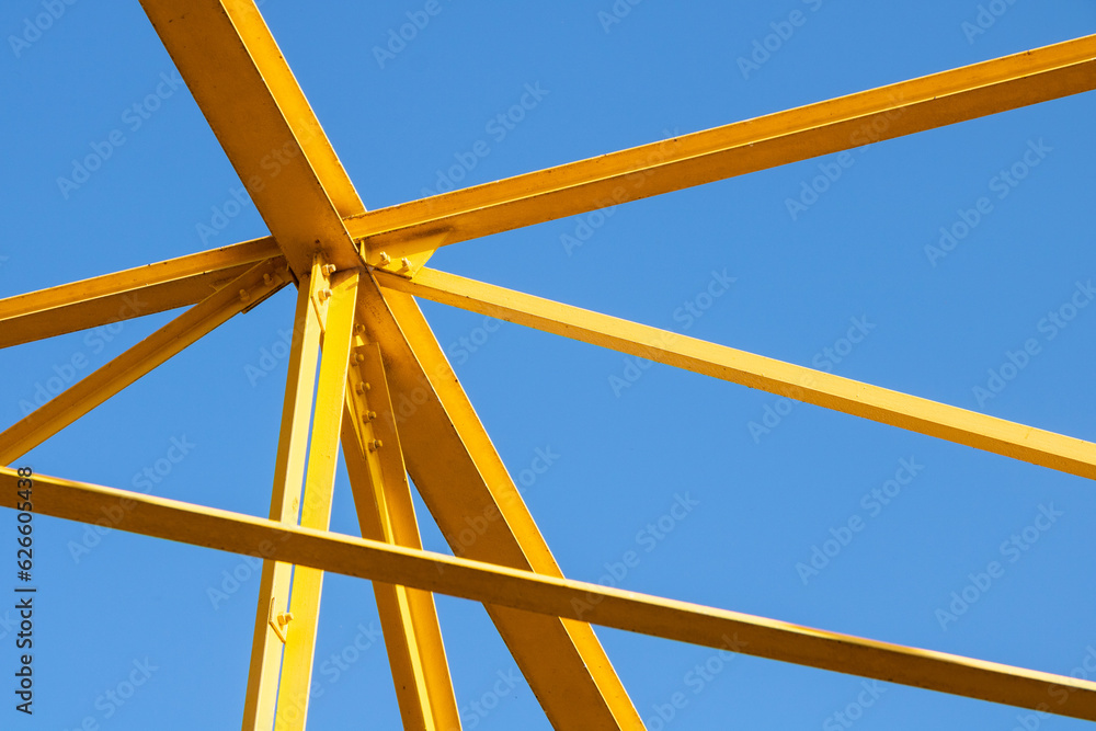 Infrastructure métallique jaune sur fond de ciel bleu