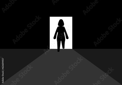 Mujer saliendo de la oscuridad. Mujer dando un paso adelante para salir de una vida oscura