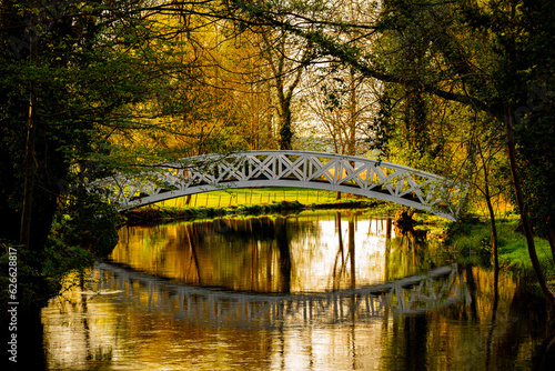 Holzbrücke bei Sonnenuntergang 