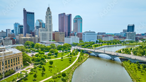 Canvas-taulu Summer day with green trees and trails aerial of Columbus Ohio downtown skyscrap