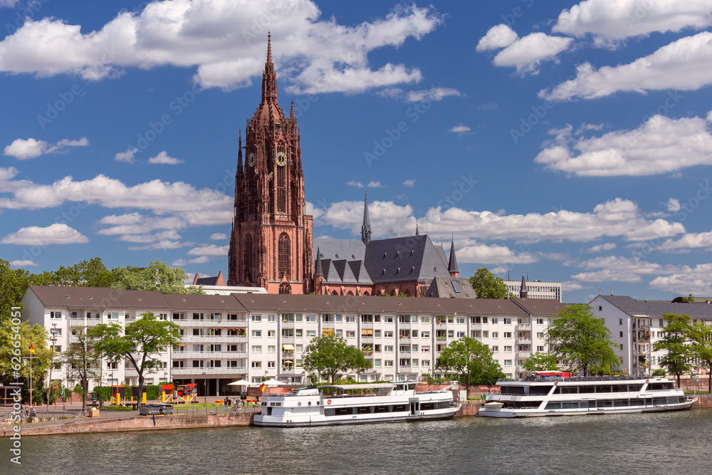 Fototapeta premium Frankfurt St. Bartholomew's Cathedral on a sunny day.