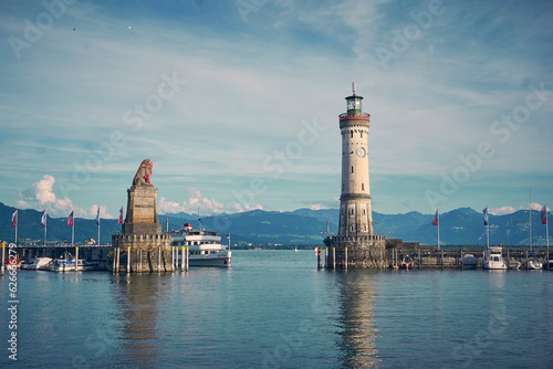 Lindauer Leuchtturm und Hafeneinfahrt am Bodensee