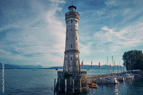 Fototapeta Naklejka Na Ścianę i Meble -  Lindauer Leuchtturm und Hafeneinfahrt am Bodensee