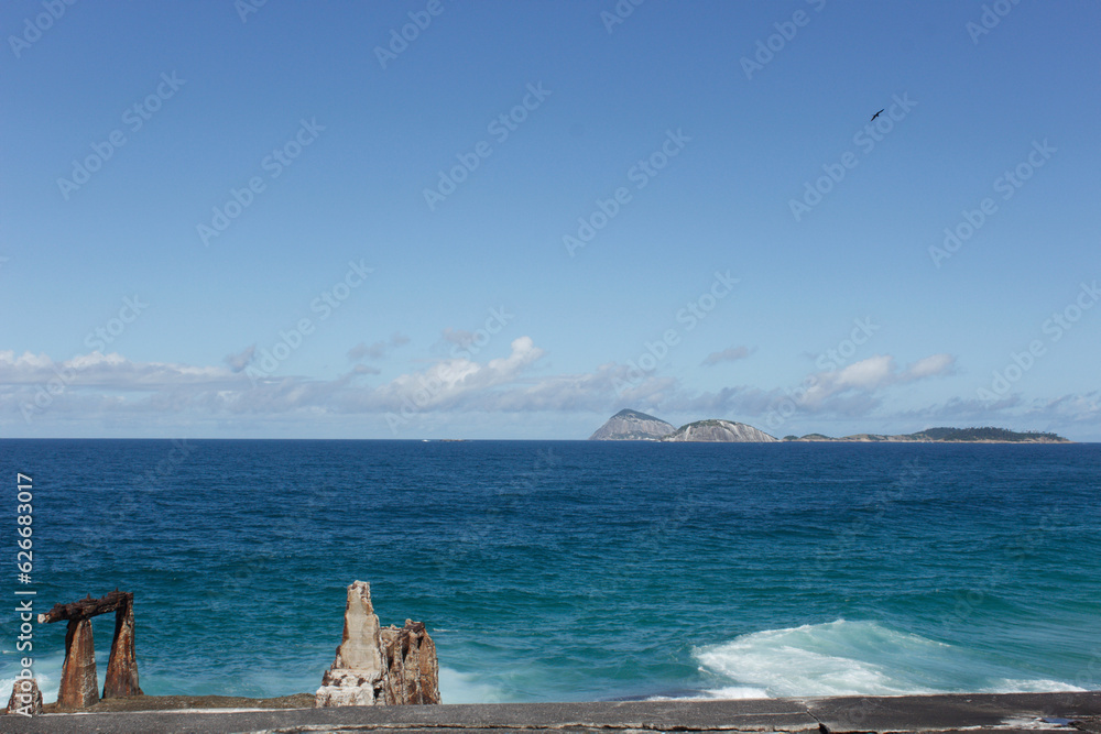 Fototapeta premium View of the sea in rio de janeiro, ruins of an old pier