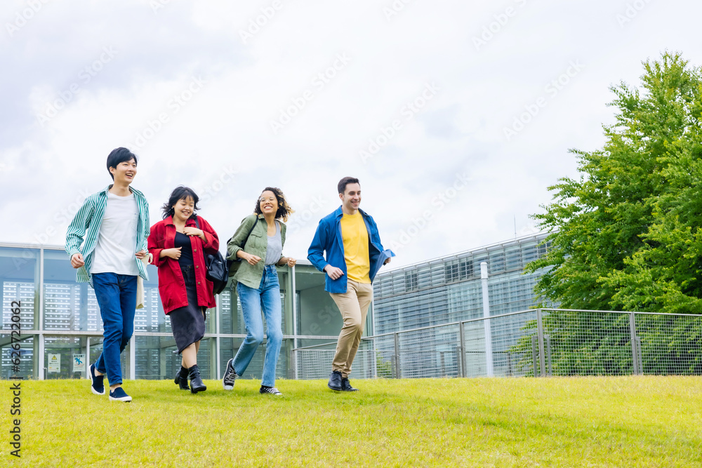 Obraz premium 屋外を走る多国籍の学生グループ