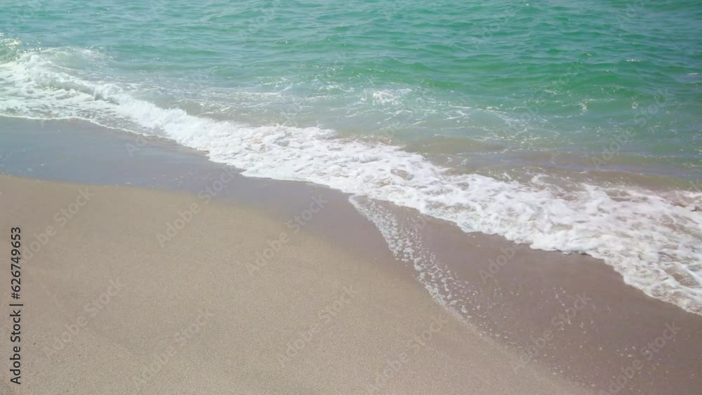 4倍スローモーション 真夏の砂浜に打ち寄せる波 4K 120P撮影 4倍スローモーション 真夏の砂浜に打ち寄せる波 4K 120P撮影