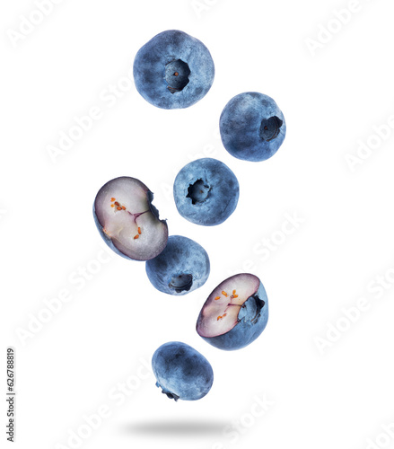 Φωτογραφία Ripe whole and sliced blueberries close up in the air on a transparent backgroun
