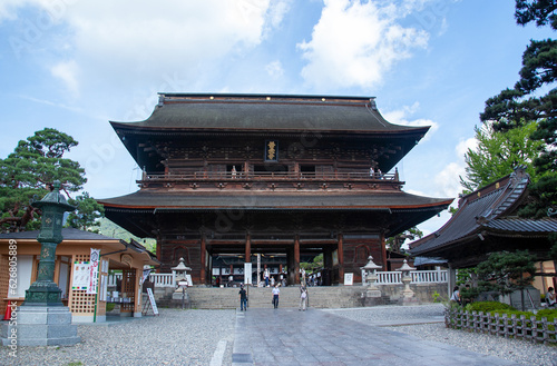 Obraz na płótnie 善光寺 山門｜優美で威風堂々とした建造物に歴史と威厳を感じます 
