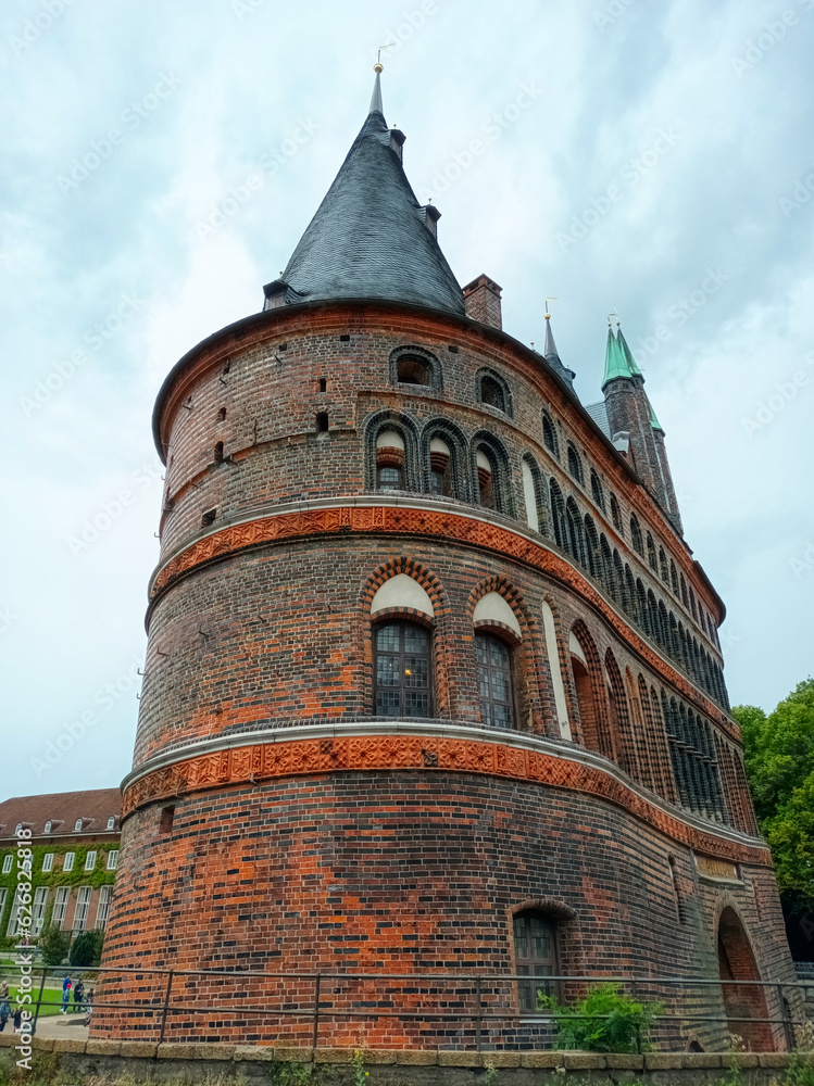 Das historische Holstentor in der Altstadt von Lübeck