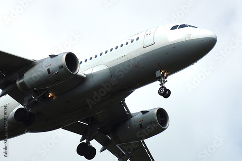 Fototapeta Passagierflugzeug, Jet vor der Landung