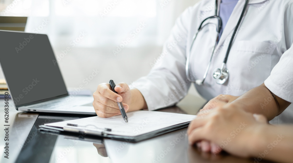 Female doctors who treat patients make an appointment to listen to the results after a physical examination and explain medical information and diagnose the disease. Medical concepts and good health Female doctors who treat patients make an appointment to listen to the results after a physical examination and explain medical information and diagnose the disease. Medical concepts and good health