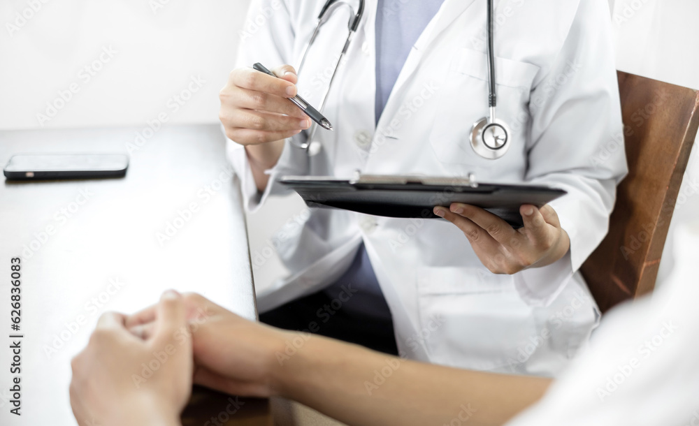 Female doctors who treat patients make an appointment to listen to the results after a physical examination and explain medical information and diagnose the disease. Medical concepts and good health Female doctors who treat patients make an appointment to listen to the results after a physical examination and explain medical information and diagnose the disease. Medical concepts and good health