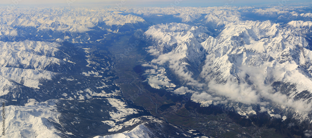 Fototapeta premium Alpen von oben im Winter, Schneebedeckte Berge, Luftbild, Zentralalpen, Österreich, Tirol, Europa, Panorama 
