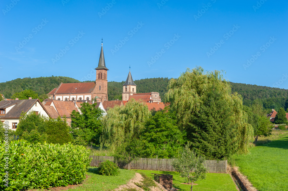 Dorfansicht von Climbach mit der protestantischen Kirche und der Kirche Saints Philippe et Jacque. Departement Bas-Rhin in der Region Elsass in Frankreich